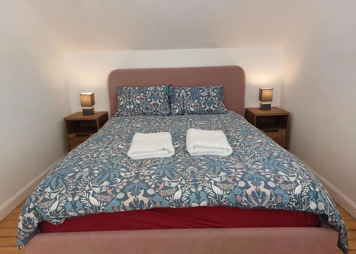 Bright - Central - Sleeps 10